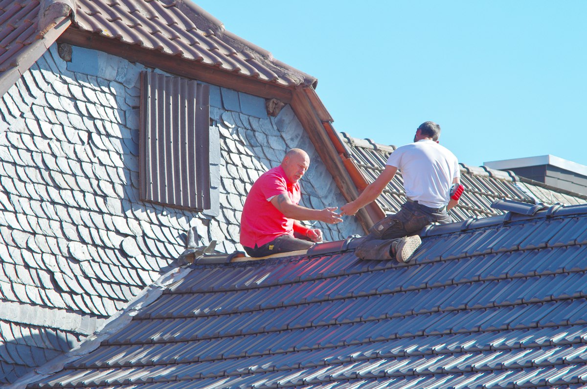 Toiture rénovée à neuf par SCBL Couvreur avec tuiles parfaitement étanches